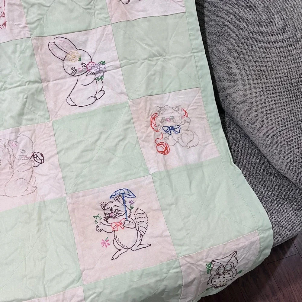 Vtg Handmade Embroidered Animal Baby‎ Quilt Green White Checkerboard 36x48